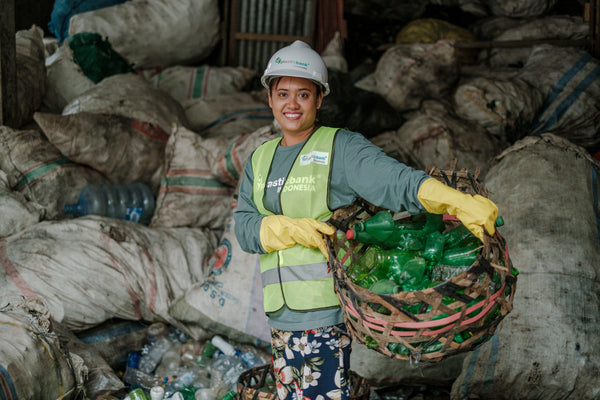 Remove 5 ocean bound plastic bottles - Viva Koutour Cosmetics